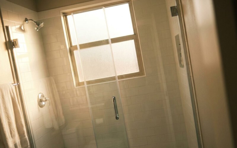 how to remove soap scum from glass shower door